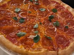 意大利腊肠比萨配腌番茄和干酪-WOLFGANG PUCK KITCHEN & BAR(迪士尼小镇店)