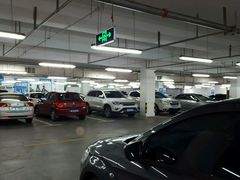 -迪卡侬运动专业超市-停车场