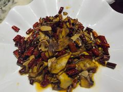 干辣椒炒美味牛肝菌-蔼若春.传承三十年云南菜(金碧公园店)