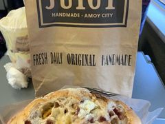 招牌三角芝士面包-Juicy Bakery(大学路店)
