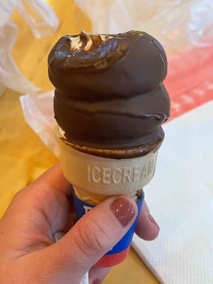 这家店开在墟沟的嘉瑞宝里面很大很宽敞里面非常的干净然后整个也很