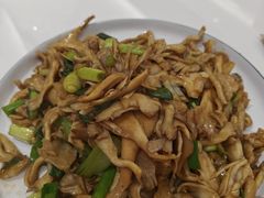 肉炒栗树蘑菇-何适山庄 ·可团建(水长城P2停车场店)