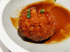 鸭蛋黄狮子头-梅飞酒家(名辉豪庭店)