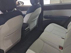 -小鹏汽车(上海静安大融城店)