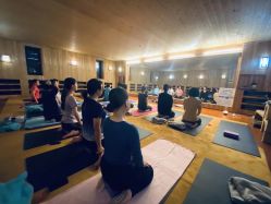 -威思丽高温瑜伽会馆