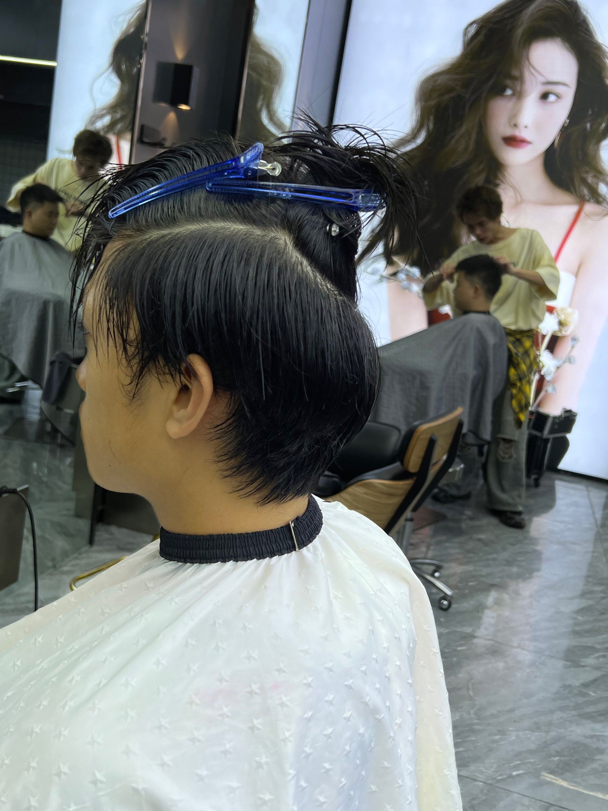 给帅哥们推荐一款烫发发型
蝴蝶烫
这款发型适合各种发质和发量