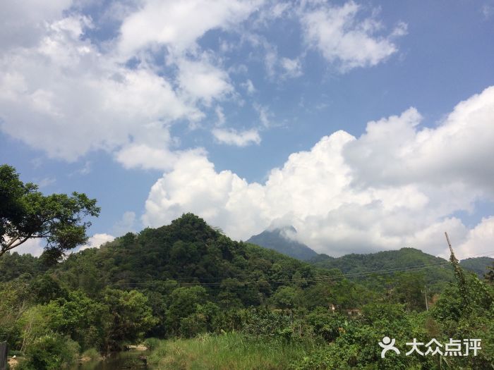 五指山水滿河熱帶雨林風景區從山下的村子會看五指山.圖片