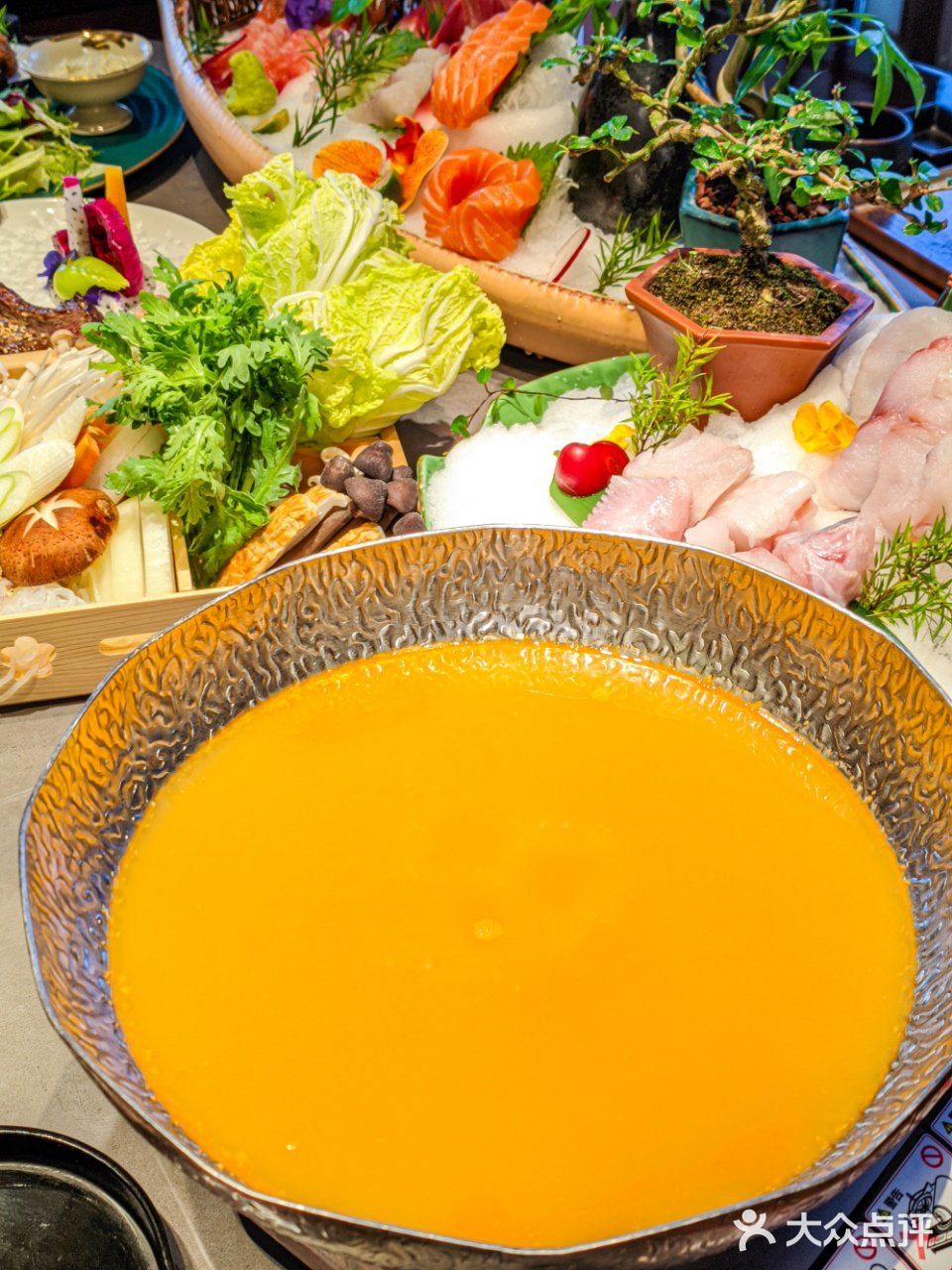 这是一份超大的刺身船,盛满了来自世界各地的新鲜海产