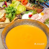 这是一份超大的刺身船,盛满了来自世界各地的新鲜海产