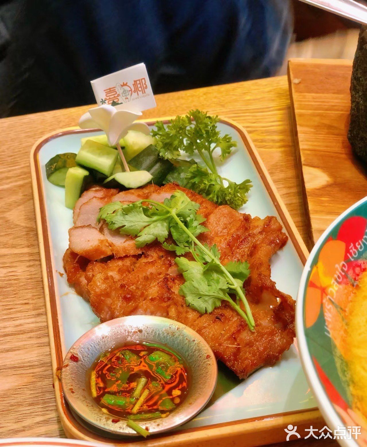 去骨的，口感酸辣酸辣的，还不错！
