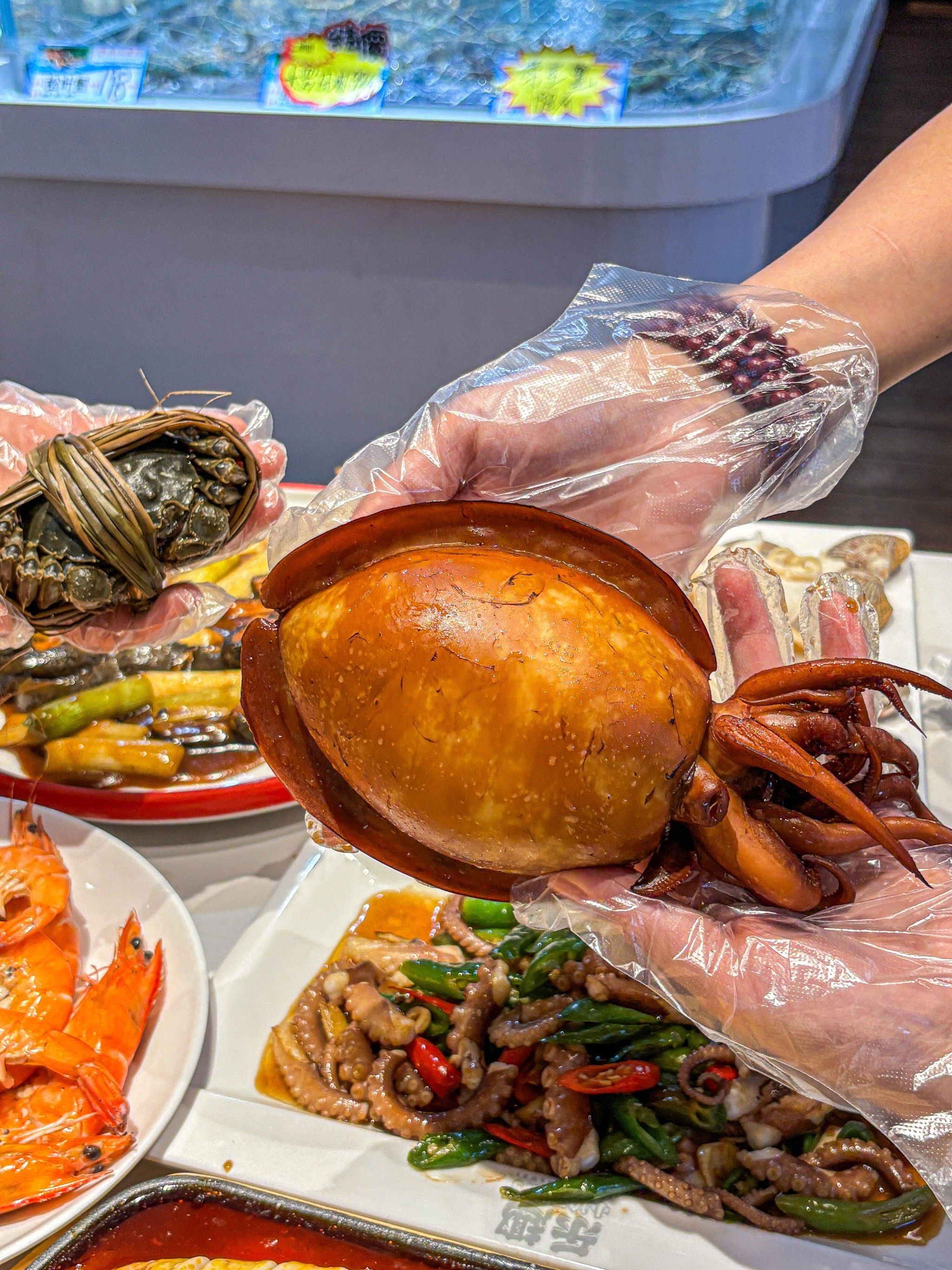 n这么一桌香喷喷的海鲜烧烤!真的qiao过瘾