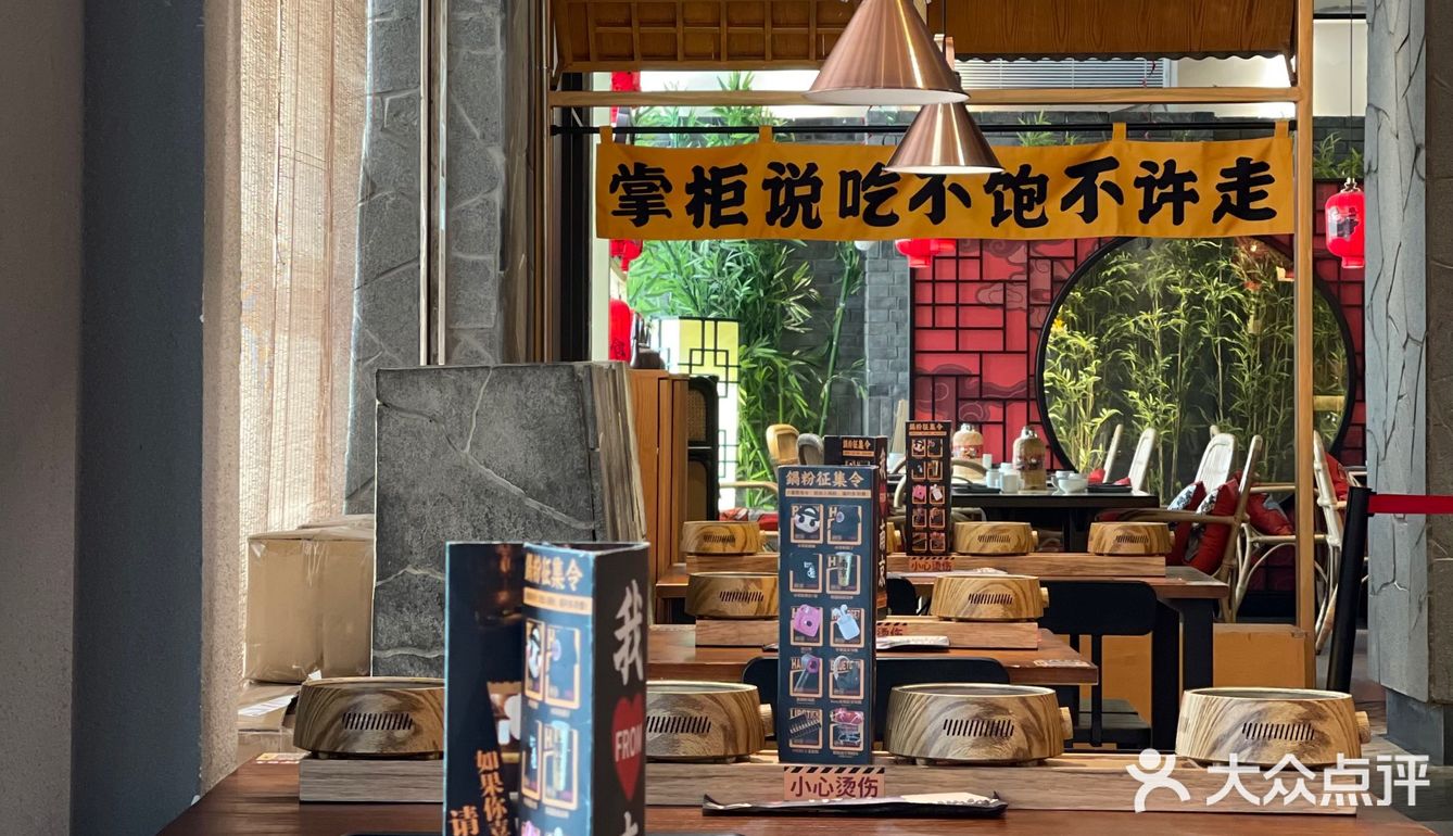 挂的都是南京的地方小吃，置身其中仿佛来到金陵
