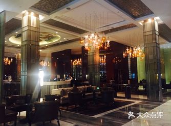 丽人脱袄，移步餐厅露台，如同置身巴黎小酒馆