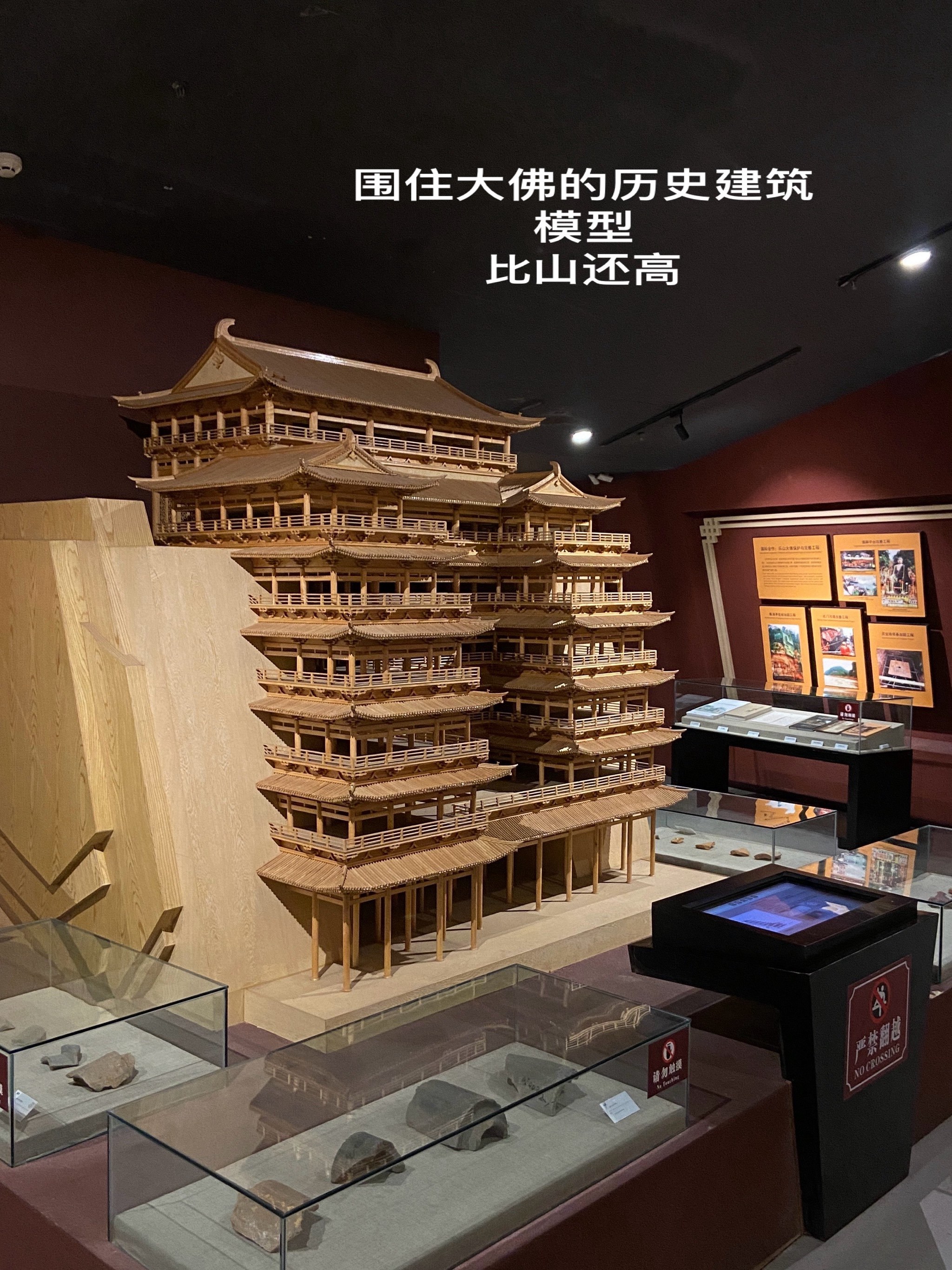 紧邻乐山大佛景区.馆内除了正中央的东汉崖