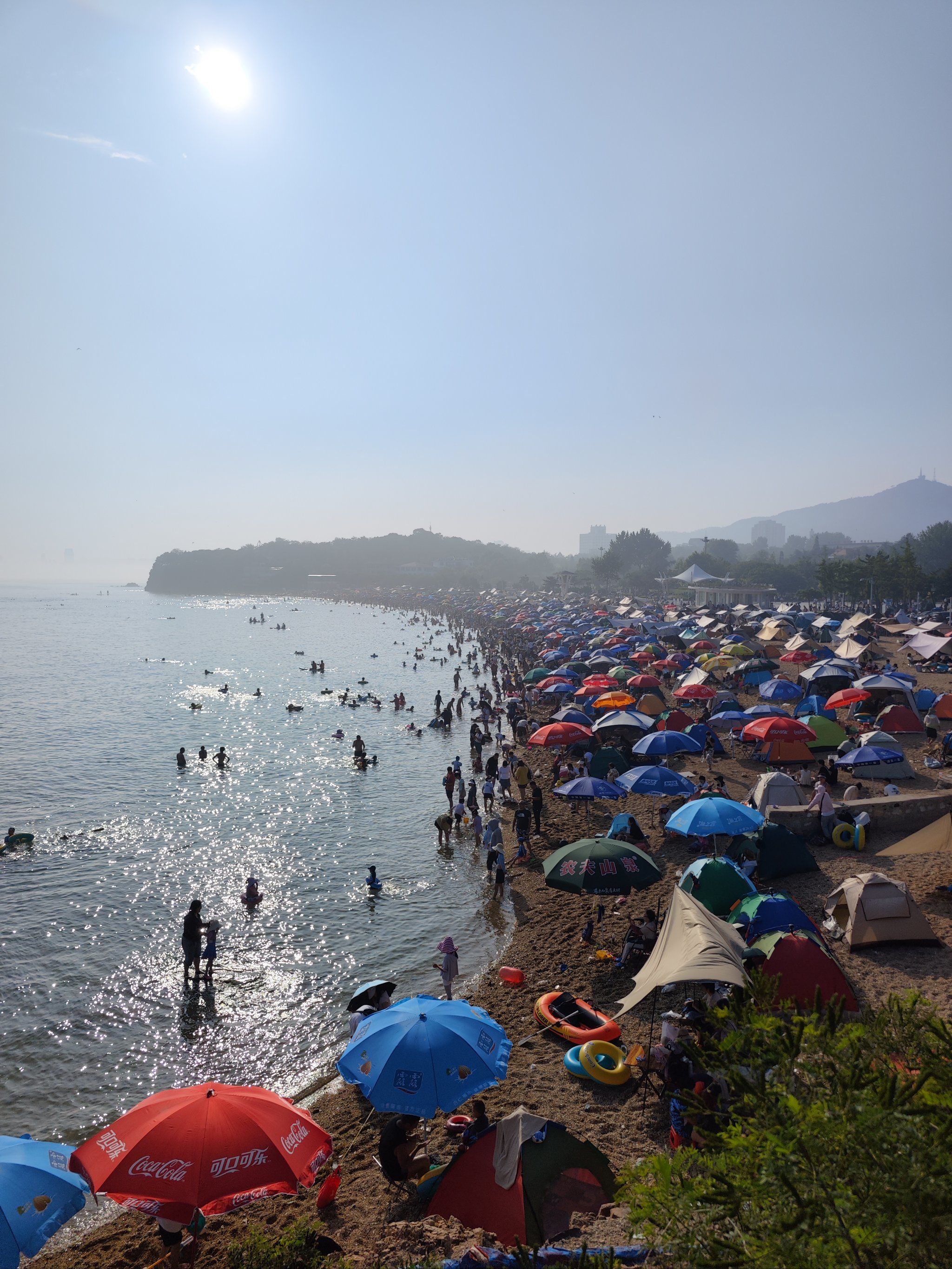 人山人海的夏季大连付家庄海滨浴场