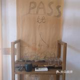 【环境】店内环境简单别致，整体以竹质结构为铺设～门框