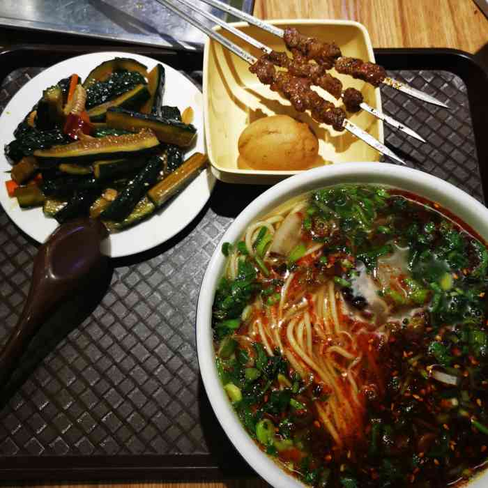 二宽牛肉拉面(花园路店)-"这样的装修对于一家面馆来说堪称豪华了吧?