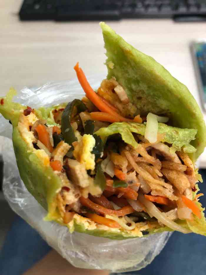 卤肉卷饼放上花生碎,馓子,辣酱好吃!