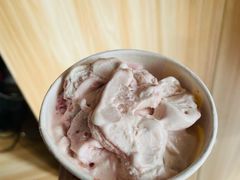 草莓冰淇淋+华夫脆-DQ·蛋糕·冰淇淋(虹口龙之梦店)