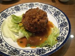 鸭蛋黄狮子头-春水锅贴·传统鲁菜(大明湖店)
