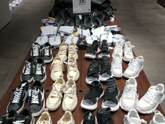 -URBAN REVIVO(高德置地广场·春广场店)