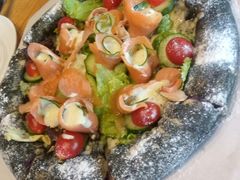 墨汁三文鱼披萨-山有花啡餐厅(常营总店)