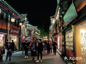 来到茶馆，喝一碗盖碗茶，欣赏一下川剧变脸