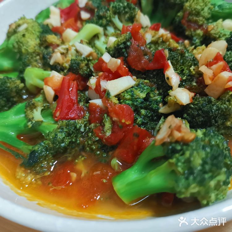 家中冰箱里只剩下番茄和西兰花