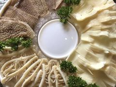 毛肚黄喉千层肚拼盘-慢丽江·云南野生菌土鸡锅(付家庄店)