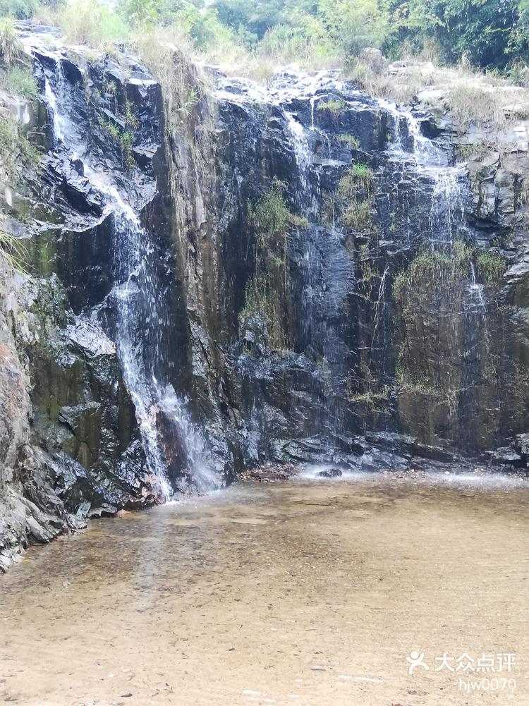 花都梯面镇红山八景之一石上背瀑布