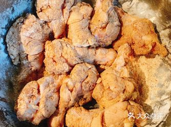 首先一代鸡腿解冻 划口子帮助之后入味道 然后加入盐