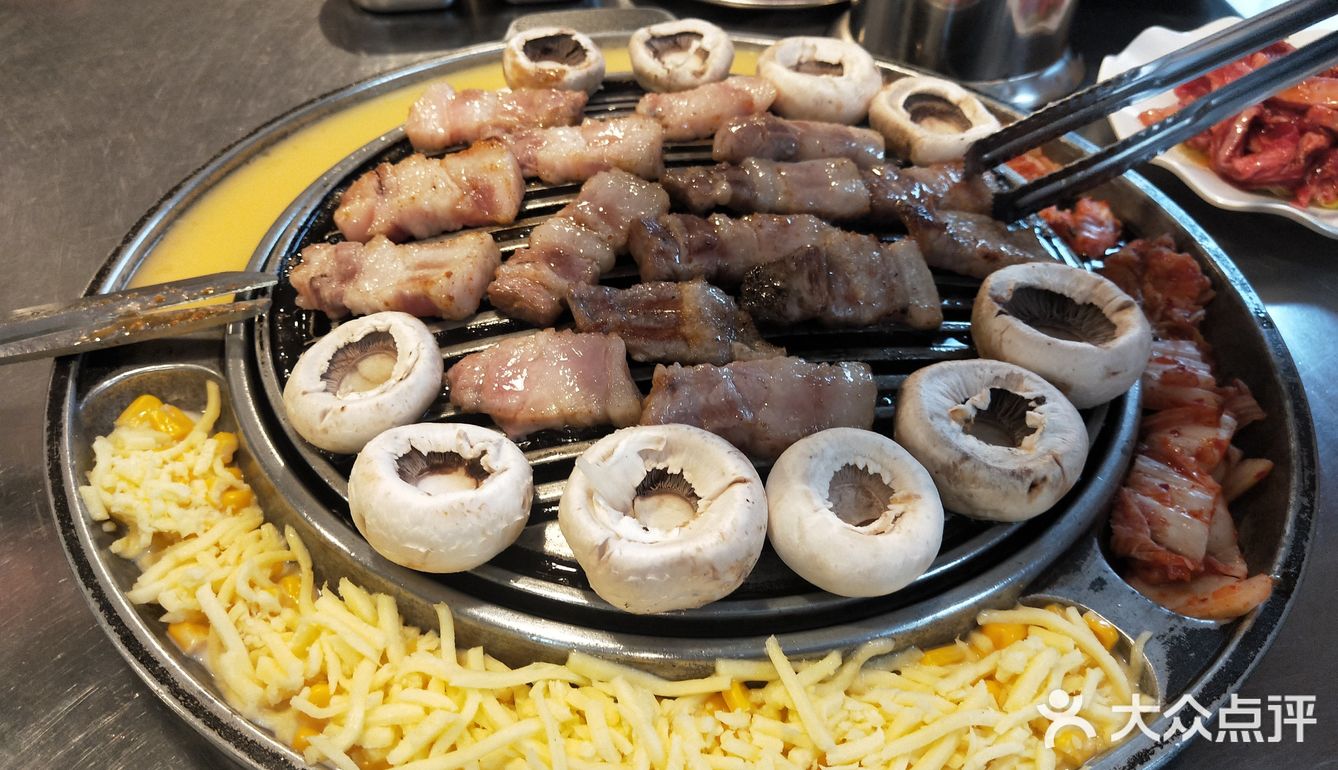 五花肉猪大肠、鸡软骨、鱿鱼和可以喝鲜美的蘑菇汁的口蘑