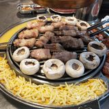 五花肉猪大肠、鸡软骨、鱿鱼和可以喝鲜美的蘑菇汁的口蘑