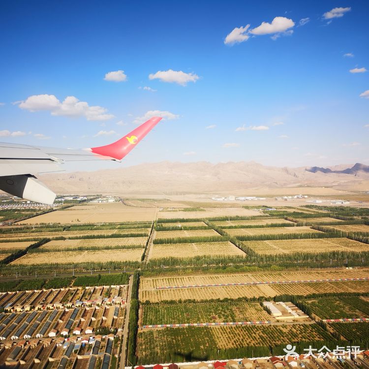 天空很蓝，几朵白云就像是画上去似的，天空和白云都很干净