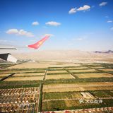 天空很蓝，几朵白云就像是画上去似的，天空和白云都很干净