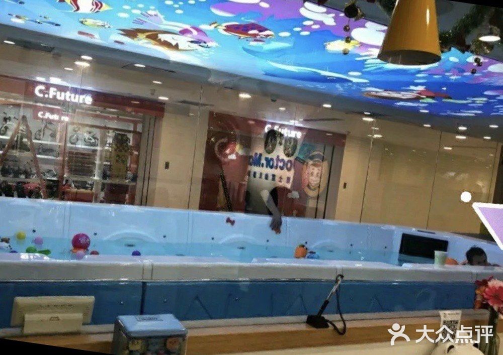 夏天里的游泳娃