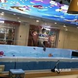 夏天里的游泳娃