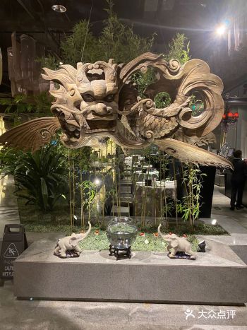 包间里面能看到外面的天幕！挺惬意的！