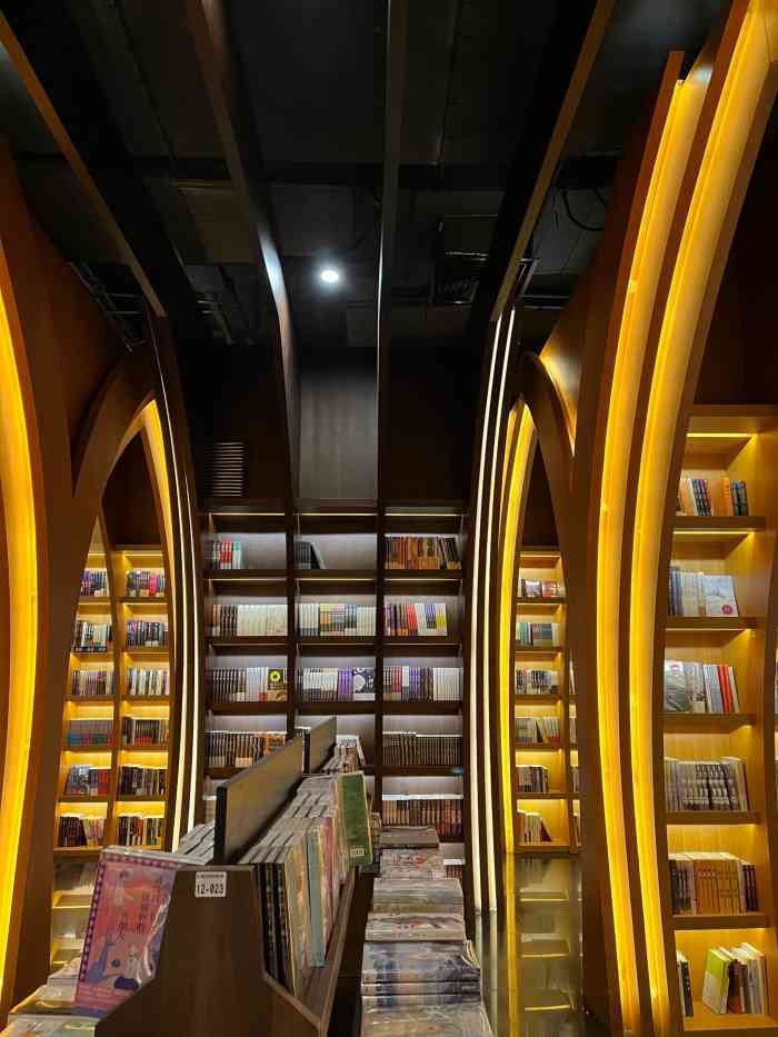 钟书阁(绿地缤纷城店)-"辣么漂亮的书店就在家门口呢,泰晤士小镇上.