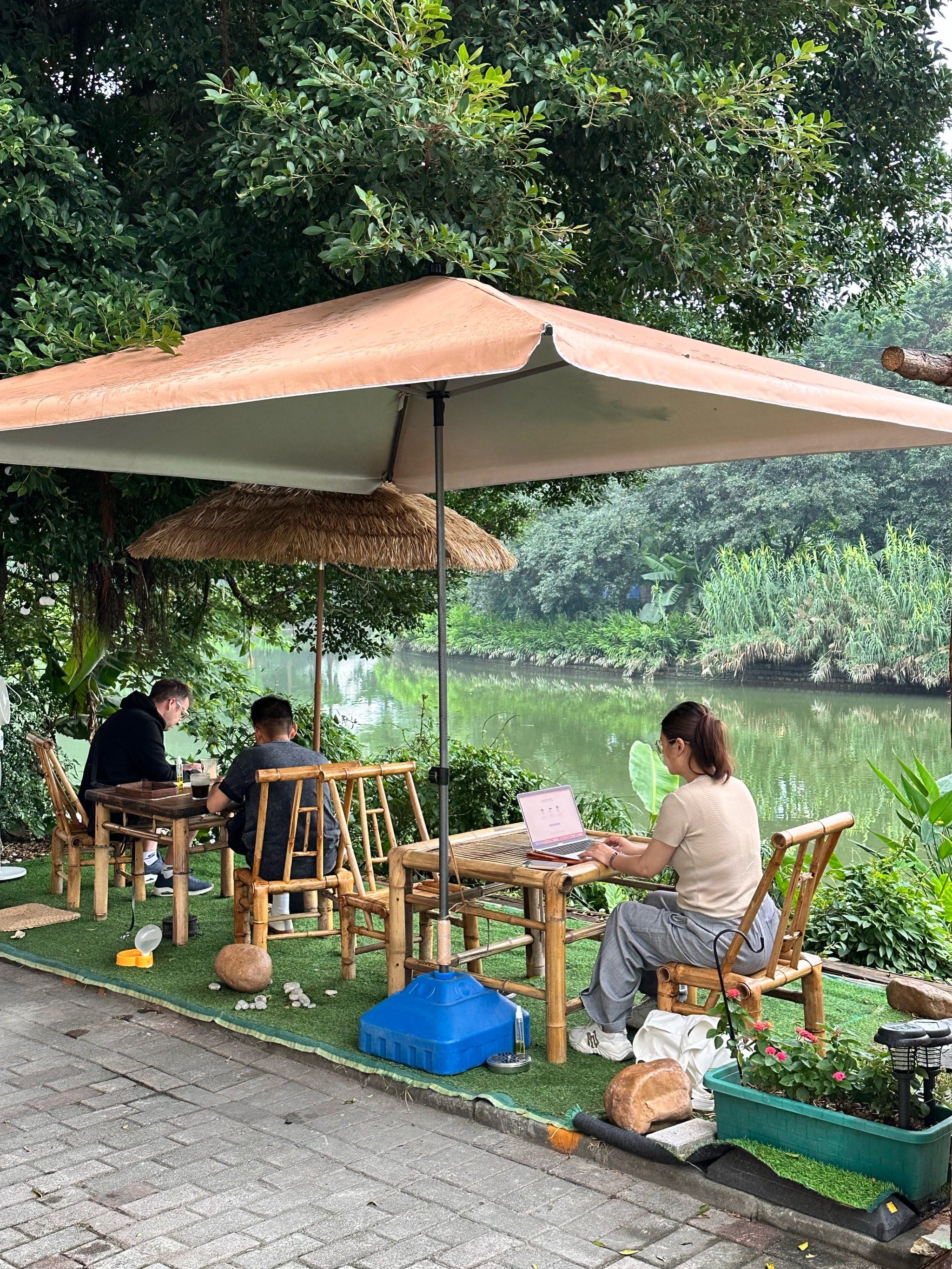 广州又找到一家小河边悠闲自在咖啡店