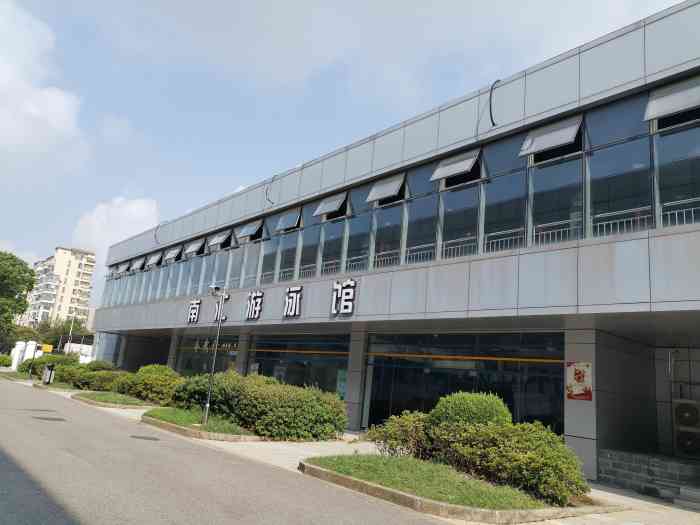 美再晨南汇游泳馆-"冬天人少了很多,7点半到的,基本一个人一.