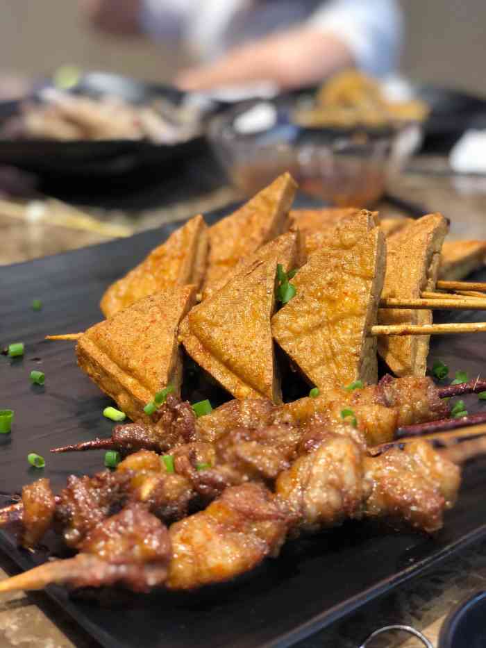 小站(温岭店)-"晚上22:00到店 店里坐满了吃烧烤的～.