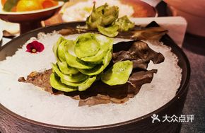 Avocado Sauce with Fresh Lily Bulb