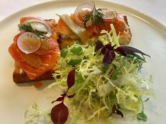 自制香草腌制帝王鲑，香甜吐司，橄榄和酸黄瓜-蝶舍·MAISON PAPILLON