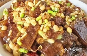 Stir-fried Garlic Sprouts with Pig's Skin Cake
