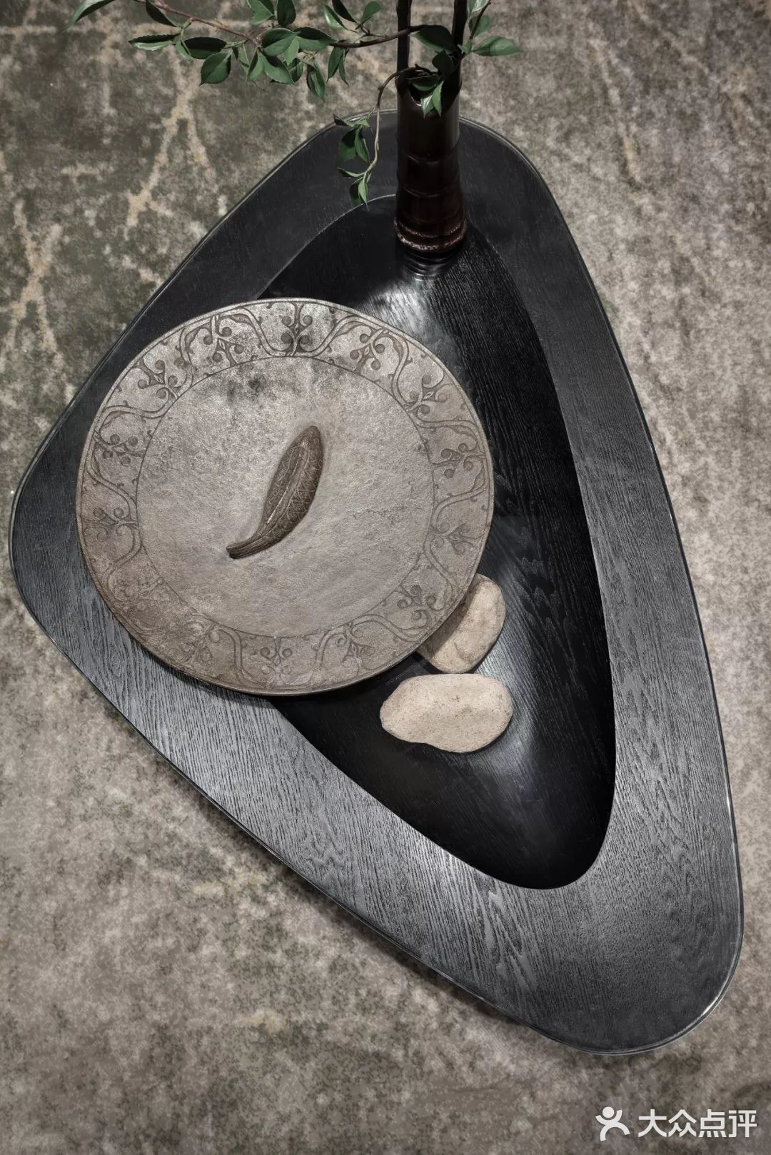 今日分享给人的观感似是在泛舟听湖