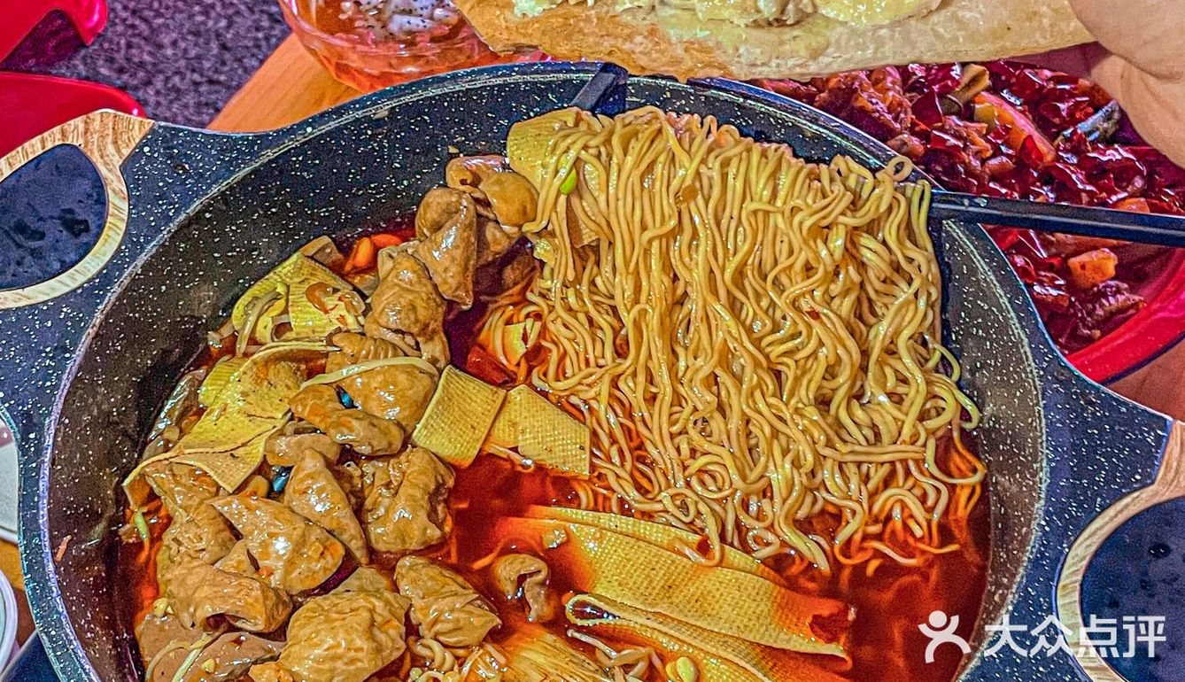 榴莲肥肠煲，路过的人好像很羡慕的样子