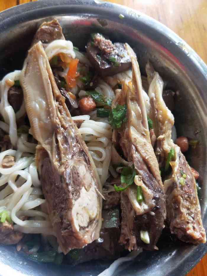 鸭肉粉店-"家人带着来吃吴圩鸭肉粉,这边有很多家老牌.