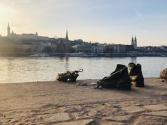 景点-多瑙河畔鞋履雕塑