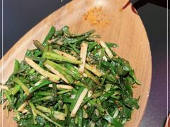 盘烤韭菜-何师烧烤Pro ·江湖川菜·小龙虾·精酿啤酒(太古里旗舰店)